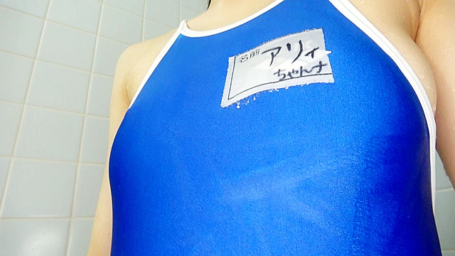 夏愛あずさ 濡れてテカってピッタリ密着 神スク水  可愛い女子のスクール水着姿をじっとりと堪能！着替え○撮から始まり貧乳から巨乳にパイパン、ハミ毛、ジョリワキ等のフェチ接写やローションソーププレイやスク水ぶっかけ等を完全着衣で楽しむAV