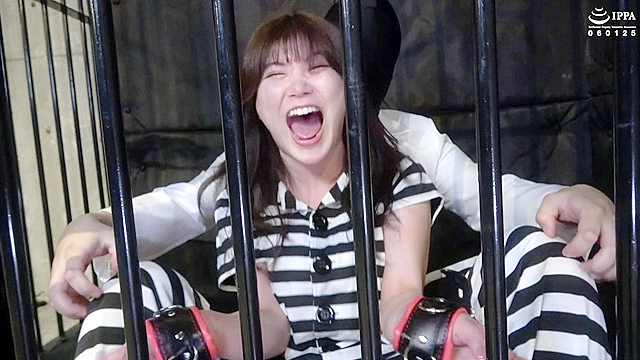 【大傑作】「牢屋で手足を拘束された囚人ののかちゃんは足裏ブラシくすぐり責めで泣き叫びながら謝り倒す！」WAKA-046 有加里ののか（2）