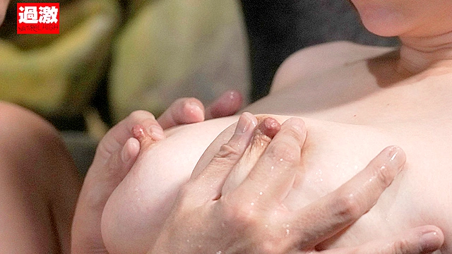 混浴温泉でタオル越しに触られ授乳期を終えたふわふわ乳首をカチカチにして感じる敏感妻