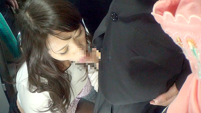通勤バスはギュウギュウの満員で目の前には黒パンストのOLだらけ！どうしようもなく興奮しちゃった僕は生チ○コ擦りつけたら握り返してきた5