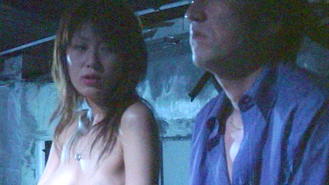 濡れる下着の女