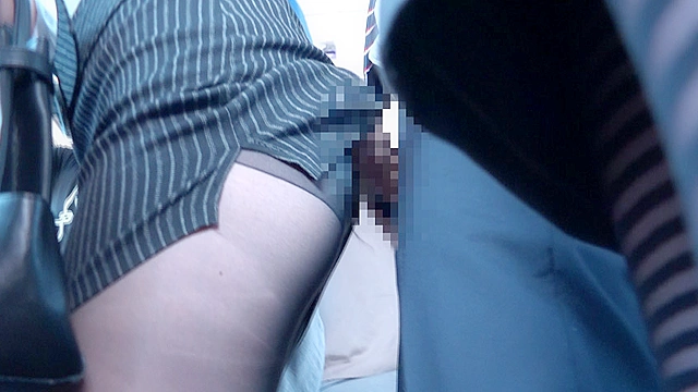 通勤バスはギュウギュウの満員で目の前には黒パンストのOLだらけ！どうしようもなく興奮しちゃった僕は生チ○コ擦りつけたら握り返してきた4