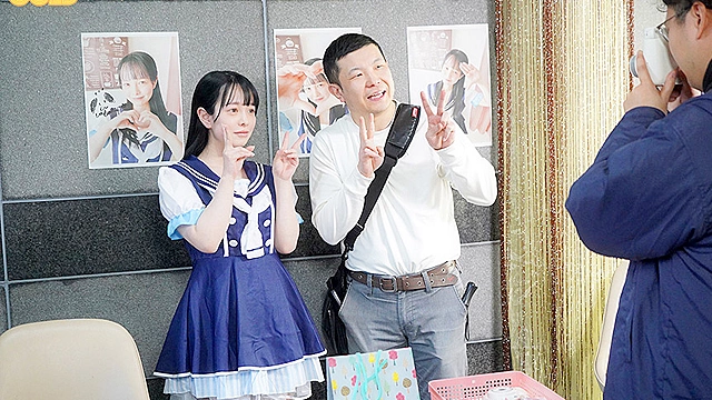 デリヘル呼んだら潮対応のアイドルと遭遇！ 「キスもした事が無い」と言っていたのに風俗で働いていたので 内緒にする代わりに本番OKさせてイッもヤメない追撃お仕置ピストン 月見若葉