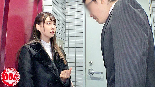 「終電ないならウチくる？」残業で終電を逃がしてしまった俺は誘われるがまま家にお邪魔する事に。いつも会社で見るスーツ姿とは違うゆるい部屋着姿に興奮してしまい…