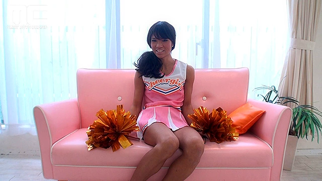 チアガールのユニフォームが超かわいいCocoaちゃん！手コキされ、ドクドクと濃厚ザーメンが溢れ出てくる！