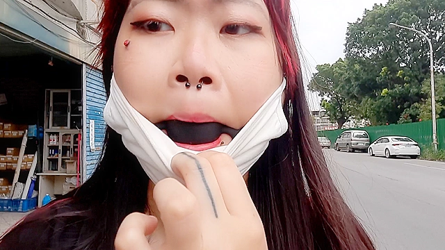 マスクの下にボールギャグを装着したまま散歩するソニーちゃん Sony Ballgag Under Mask Outdoor Walk