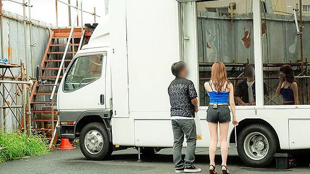 連れ込みマジックミラー号 凄テク女王、藤森里穂が街角の素人を次々とハンティングする逆ナンチャレンジ中出しSEX！ 藤森里穂