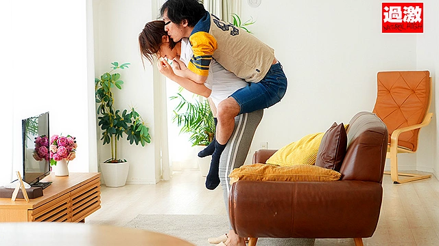 ○○だと思っていた甥っ子に抱きつき耳舐めされ発情お漏らししてしまう巨乳叔母