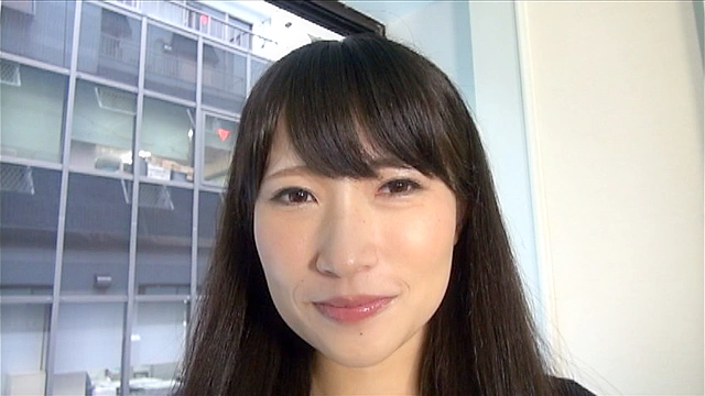 自撮り棒を持つ女