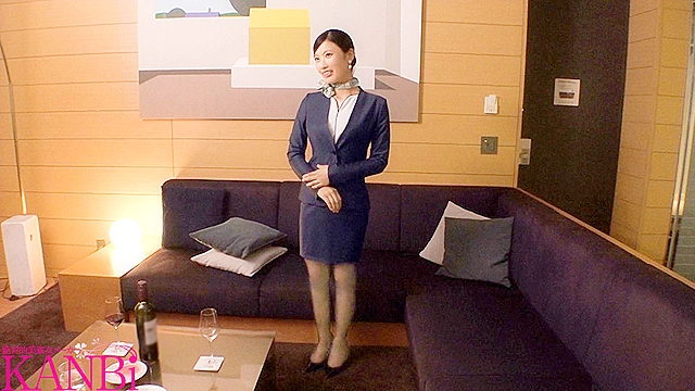 現役国際線キャビンアテンダント 神美脚人妻 長谷川美菜 35歳 AVデビュー 最上級ファーストクラス人妻