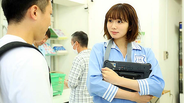 満たされない人妻の禁断不倫SEX同じコンビニで働く男子大学生と汗だくで交わり続けた熱い夏… 穂高結花