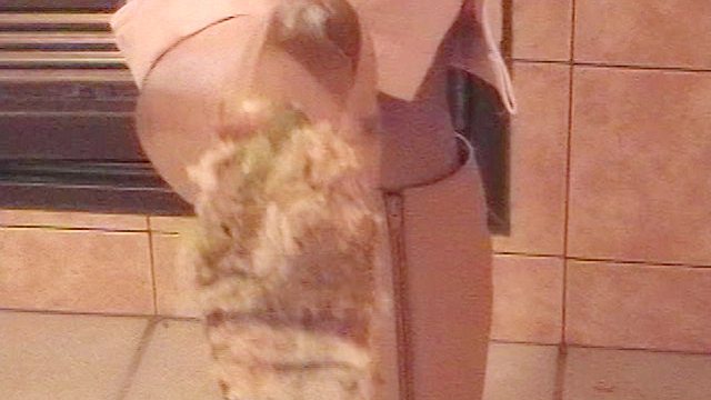 食べ物踏み潰し特集 小さくカワイイ19歳