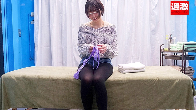【Eカップもなちゃん】潮吹きマジックミラー号 ド素人女子大生が過激ビキニで初めての潮吹き連続イキ！オイルマッサージで勝手に指を入れられ感じた押しに弱いオマ◎コはハメ潮も吹いちゃう？