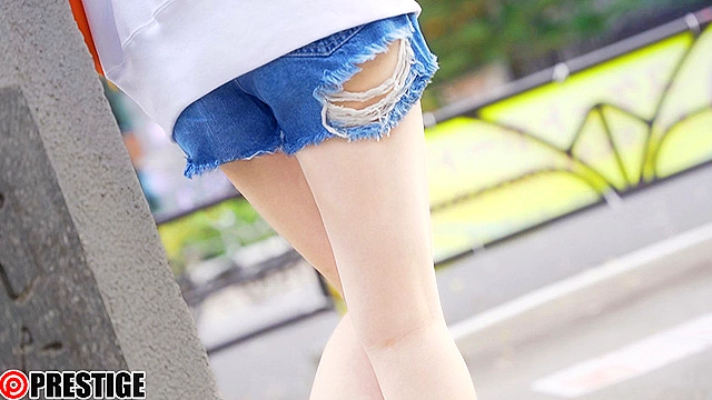 ストリート・クイーン AV debut！！ かれん（21）女子大生 街の視線を集める路上の女王がAV参戦！
