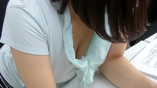 見えそうで見えない…でもちょっとだけ見えるパンチラ