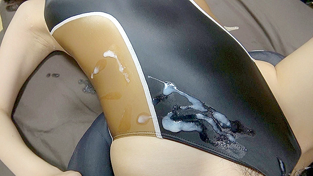 日向ひかげ 濡れてテカってピッタリ密着 神競泳水着 可愛い女子の競泳水着姿をじっとりと堪能！着替え○撮から始まり貧乳から巨乳にパイパン、ハミ毛、ジョリワキ等のフェチ接写やローションソーププレイや競泳水着ぶっかけ等を完全着衣で楽しむAV