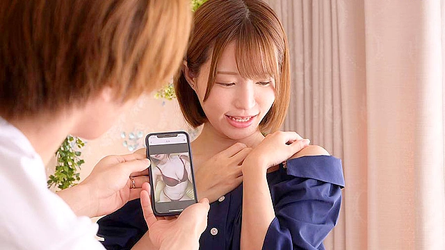SNSで裸を晒す“裏垢女子”はもしかしたらお隣の天使さんかもしれない…性欲と承認欲求強めな美人OLとのご近所オフパコセックスで毎日射精漬け 天使もえ