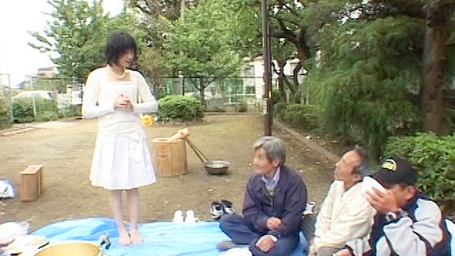 手配師に頼んでやって来たホームレス労働者さん！生中出しのお仕事ですよ！現役T大生！伊藤青葉18歳！