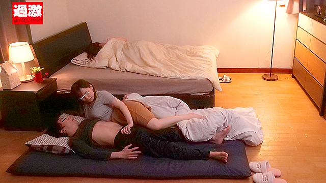 布団の中に少年を引き入れ逃がさない肉圧のしかかり騎乗位で何度も中出しさせるドスケベな巨尻ママ