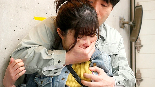 買い物帰りの奥さんにチ○コを与えたらバカイキする淫乱人妻だった