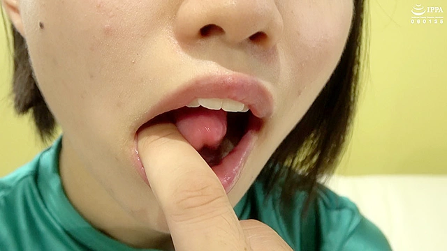 新人女優 雪乃えるチャンの指フェラとレアな歯・口腔観察プレイ！