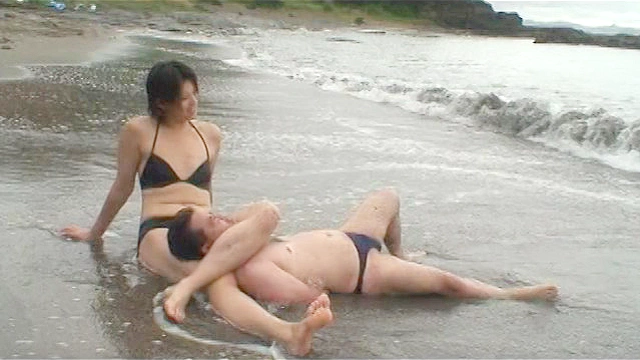 足で餌を与える女達 水責め・足舐め豚奴○