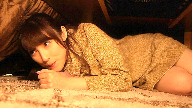 コタツでくつろぐ兄貴の彼女とバレないようにやっちゃった俺
