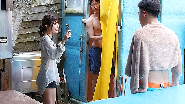 真夏のビーチで捕まえた性欲旺盛ボーイズを笑顔でヌキまくる乱痴気Summer逆ナンSEX 天使もえ