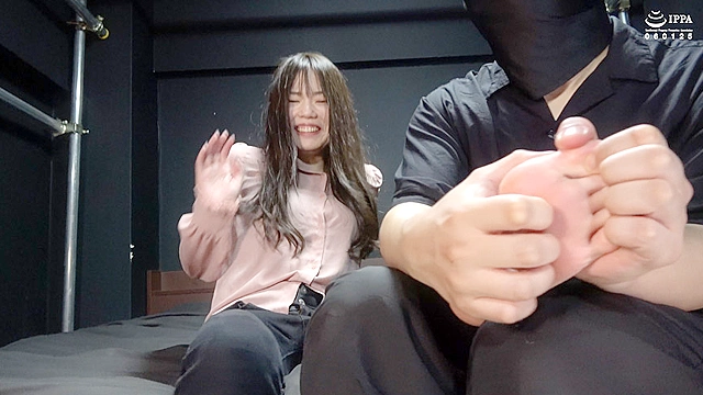 「くすぐりに弱すぎて反応を楽しまれちゃう美人を全身くすぐりチェック！」わかしラボVol.032-（1） 乃木ちはる