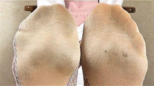 【足のにおい】足脂でつま先透明