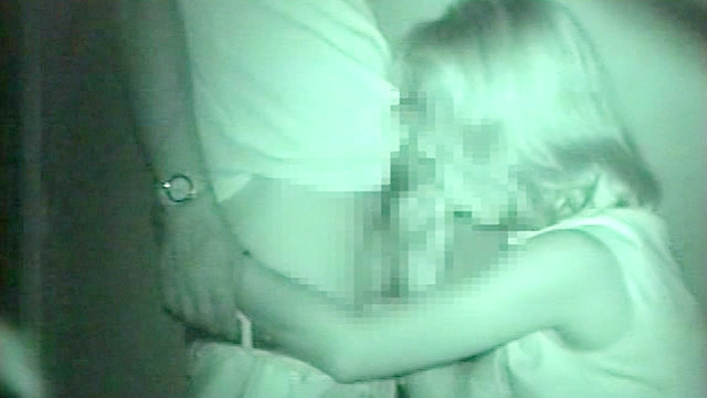 物陰で誰も見ていないと思ってセックスし始めたカップルだが、青姦は猥褻物で犯罪だから○撮されても仕方がない。2