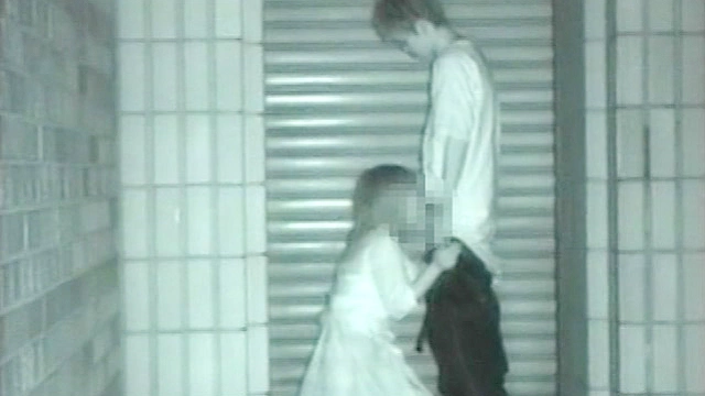 物陰で誰も見ていないと思ってセックスし始めたカップルだが、青姦は猥褻物で犯罪だから○撮されても仕方がない。2
