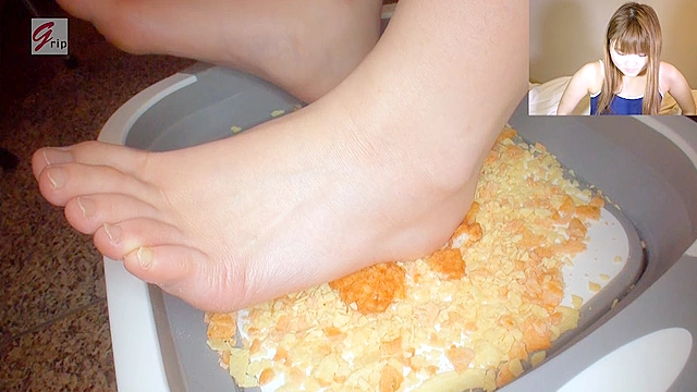 クラッシュ足裏と表情を同時鑑賞！踏み踏みフードクラッシュ足指器用ガール編
