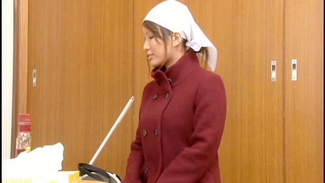 仕事に集中しすぎてデカい乳輪がハミ出ても気づかない隙だらけの巨乳ノーブラ女はやれる