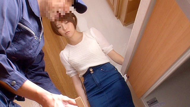 夫の留守中に襲われ這いつくばって逃げるも後ろからねじ込まれ寝バック激ピストンで何度も痙攣イキする人妻2
