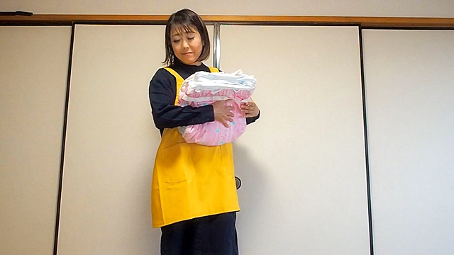 女の子がおむつを当てられる主観カメラ映像「優しい日常」