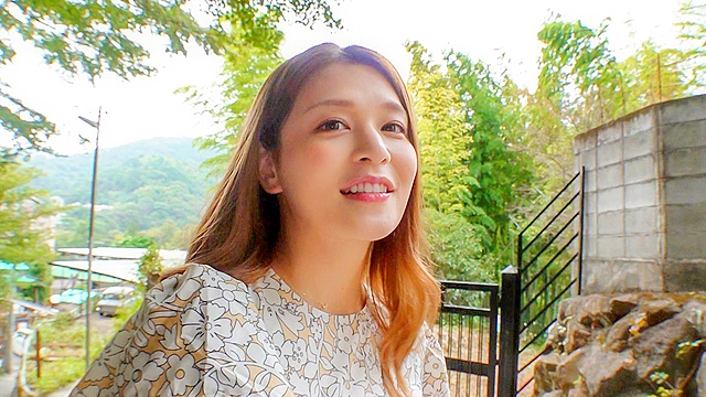 巨乳人妻温泉デート 艶やかな色白美肌美人妻カナ30歳