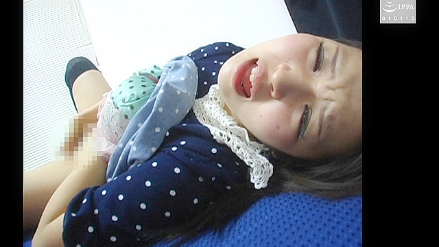 人妻のオナニー汁は膣肉に絡みつくほど粘着質