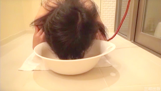 【動画】素人投稿 従僕夫人 PART3 「奉仕従僕夫人・いずみ」
