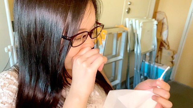 爆乳眼鏡美女の鼻腔観察にこよりを添えて… 塚田詩織