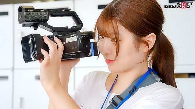 演出部 入社1年目 水谷いずみ（21）出演している女子社員に憧れて入社を決意した飾らない性格の新卒AD 脱がせてみたらおっぱいが綺麗すぎて即撮影決定！憧れだった！？ 初AV出演！
