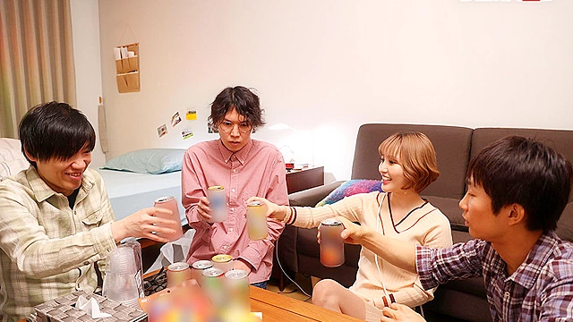 オタサーのギャル 鉄オタ童貞とのセックスにハマってしまった「オタクに優しいギャル」百永さんが、サークル仲間3人の童貞を奪ってくれた！