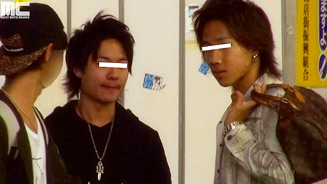 チャラそうな友達二人をスカウト！竜二と貴弘は18歳。しかし、ヤリチンで女を喰いたい放題している！そんな彼らのパンツをチ○コを見ちゃいました。