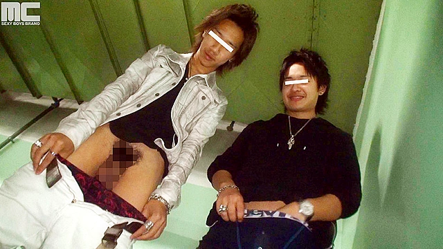 チャラそうな友達二人をスカウト！竜二と貴弘は18歳。しかし、ヤリチンで女を喰いたい放題している！そんな彼らのパンツをチ○コを見ちゃいました。