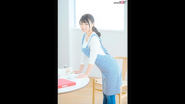毎日元気いっぱいにお年寄りの世話をする美人ヘルパー 栗田みゆ 28歳 AV DEBUT