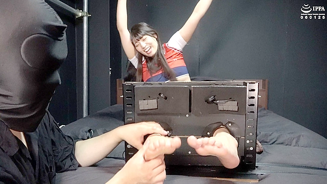 「足をジタバタさせる女の子は足枷にガッチリ拘束してくすぐるに限る！」わかしラボVol.035−（3） 宇流木さらら
