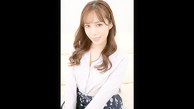渋谷で出会ったうぶな女の子が性の悩みを抱える男と「素股オイルマッサージ」に挑戦！ 生マンにヌルヌルこすれるチンコに発情しちゃって『マ○コに入れちゃうw』そのまま生ハメ中出しSEX！！ももちゃん