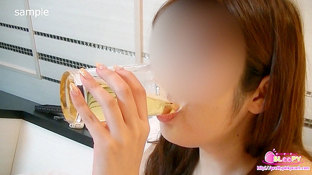 【個人撮影・飲尿】見知らぬ男の出したておしっこを気持ち悪そうに何度もゴクゴクッ！ ゲホゲホ咽せながらもがんばって飲尿！