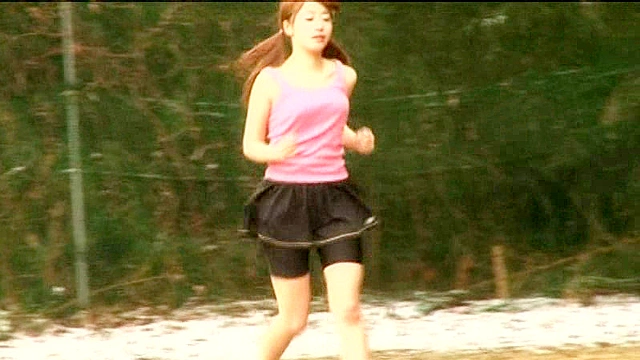 無防備なノーブラ姿で乳首を勃起させているジョギング娘