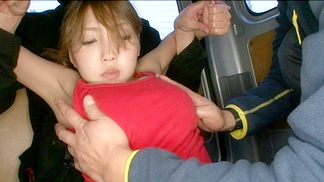 無防備なノーブラ姿で乳首を勃起させているジョギング娘